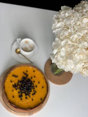 Hayat bir fincan kahve ve balkabağı kurabiyesiyle geçiyor.