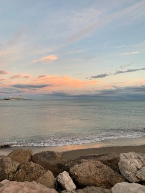 Deniz manzaralı güzel bir gün batımı.