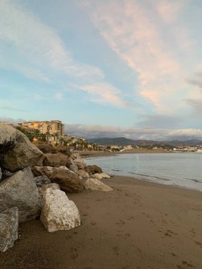 Deniz manzaralı güzel bir gün batımı.