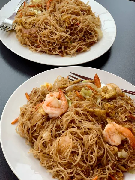 夕食に魚介類とスパゲティ — ストック写真