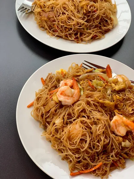夕食に魚介類とスパゲティ — ストック写真