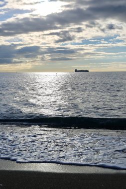 Deniz sahilinde gün batımını izle