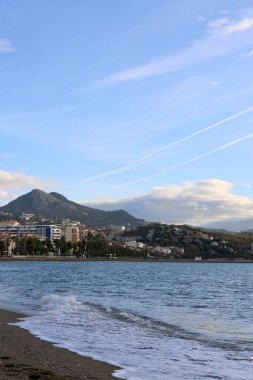  Deniz sahilinde gün batımı