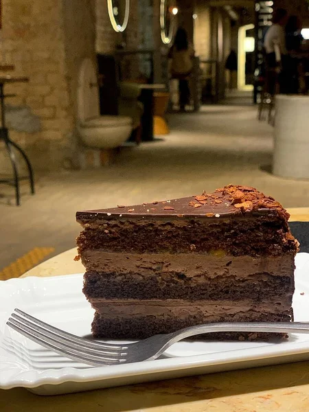 카페에 맛있는 초콜릿 케이크 — 스톡 사진