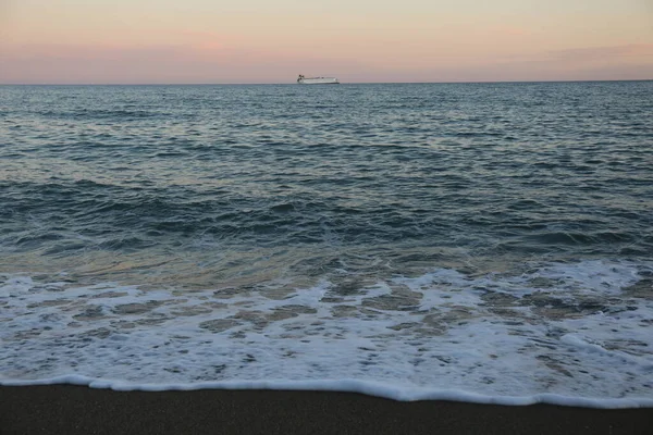 Vista Mare Con Barca Tramonto Rosa Riva Mare Una Serata — Foto Stock