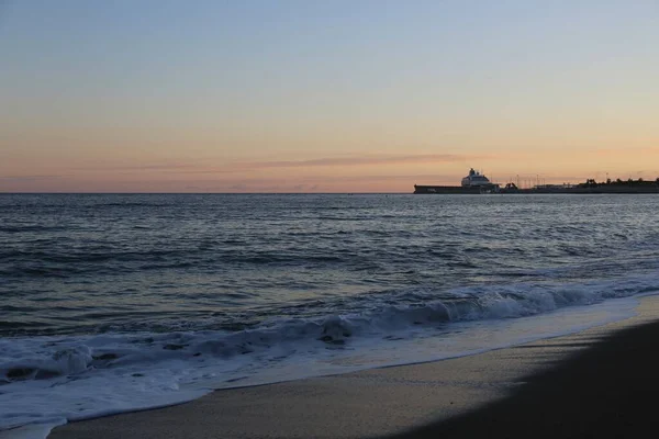 Výhled Moře Lodí Růžovým Západem Slunce Moře Letním Večeru — Stock fotografie