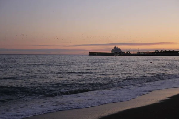 Vista Mare Con Barca Tramonto Rosa Riva Mare Una Serata — Foto Stock