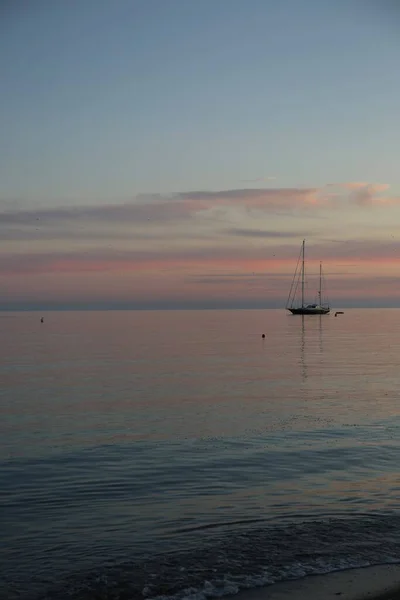 Θέα Στη Θάλασσα Σκάφος Και Ροζ Ηλιοβασίλεμα Δίπλα Στη Θάλασσα — Φωτογραφία Αρχείου