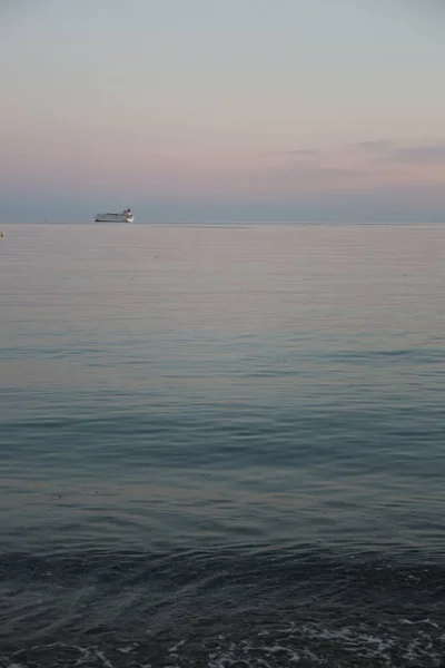 Meerblick Mit Boot Und Rosa Sonnenuntergang Meer Einem Sommerabend — Stockfoto