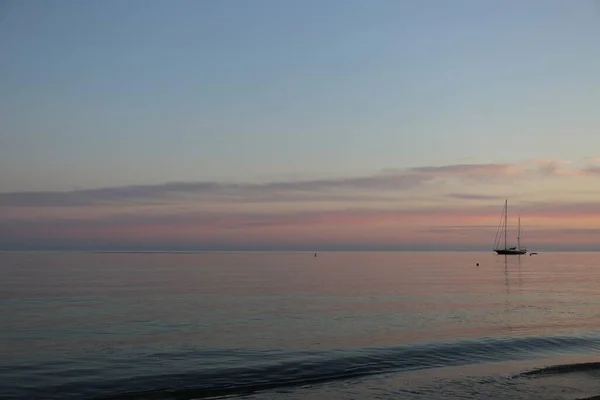 Θέα Στη Θάλασσα Και Ροζ Ηλιοβασίλεμα Δίπλα Στη Θάλασσα Ένα — Φωτογραφία Αρχείου