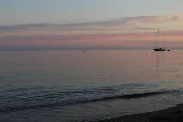 Θέα Στη Θάλασσα Και Ροζ Ηλιοβασίλεμα Δίπλα Στη Θάλασσα Ένα — Φωτογραφία Αρχείου