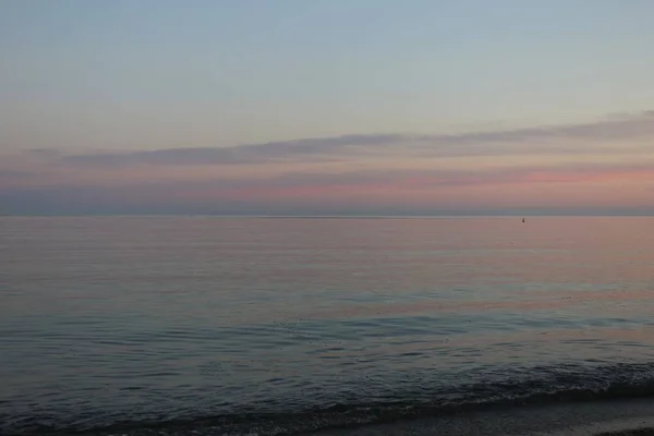Θέα Στη Θάλασσα Σκάφος Και Ροζ Ηλιοβασίλεμα Δίπλα Στη Θάλασσα — Φωτογραφία Αρχείου