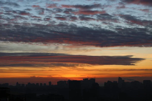 Increíblemente Hermoso Amanecer Contra Telón Fondo Una Gran Ciudad — Foto de Stock