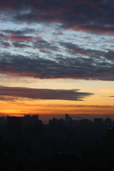 Niesamowicie Piękny Wschód Słońca Tle Dużego Miasta — Zdjęcie stockowe