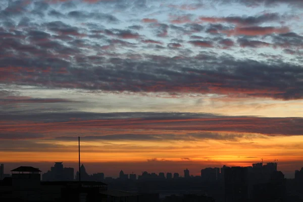 Невероятно Красивый Восход Солнца Фоне Большого Города — стоковое фото