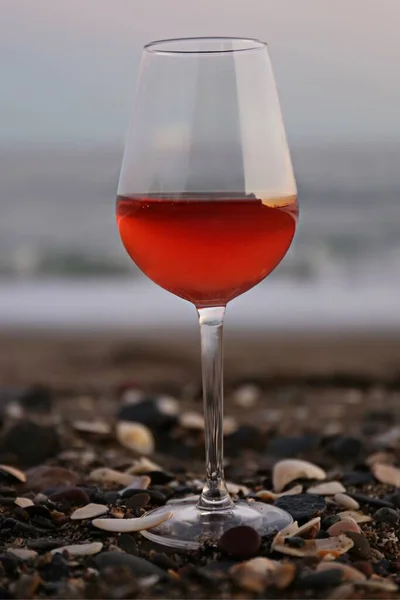Ein Glas Rotwein Und Ein Rosa Sonnenuntergang Meer Einem Sommerabend — Stockfoto