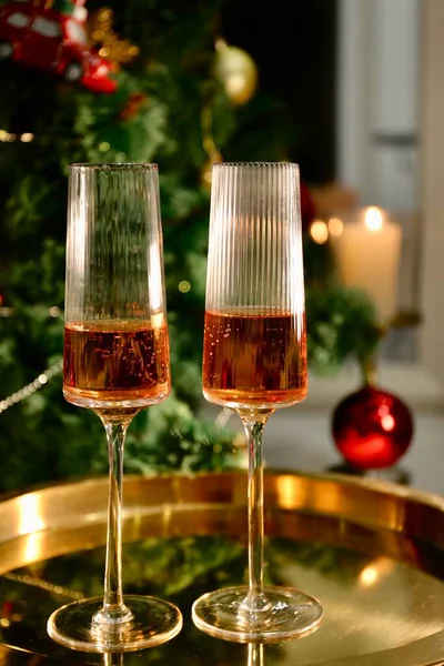 Селективные Бокалы Шампанского Возле Новогодней Елки 2022 Году — стоковое фото