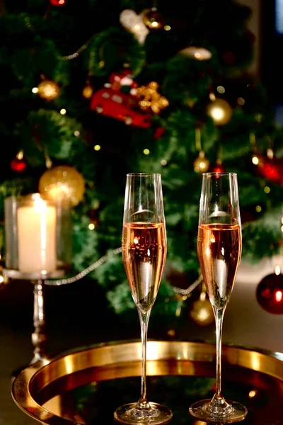 Селективные Бокалы Шампанского Возле Новогодней Елки 2022 Году — стоковое фото