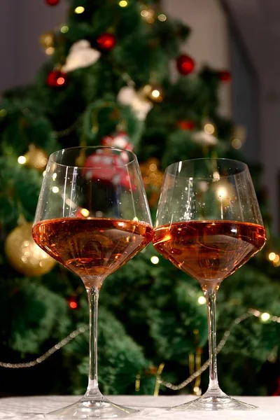 Два Бокала Шампанского Фоне Новогодней Елки Праздничный Натюрморт — стоковое фото