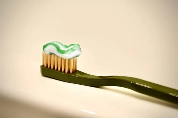 Zahnbürste Mit Zahnpasta Weißen Hintergrund — Stockfoto