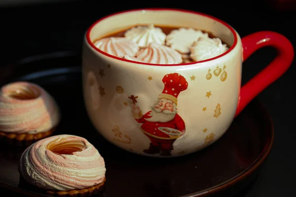 Eine Tasse Kakao Mit Marshmallows Auf Dunklem Hintergrund — Stockfoto