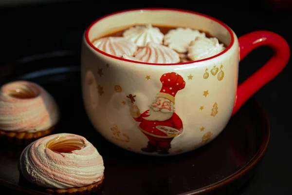 Una Taza Cacao Con Malvaviscos Sobre Fondo Oscuro — Foto de Stock