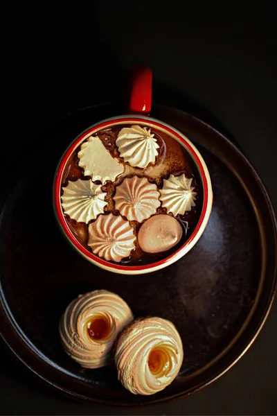 Une Tasse Cacao Avec Des Guimauves Sur Fond Sombre — Photo
