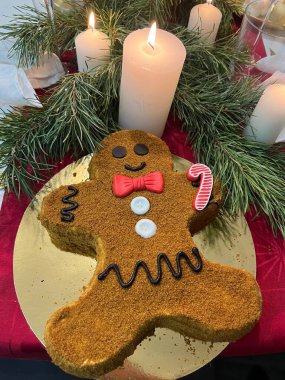 Kutlama masasında Noel kurabiyesi