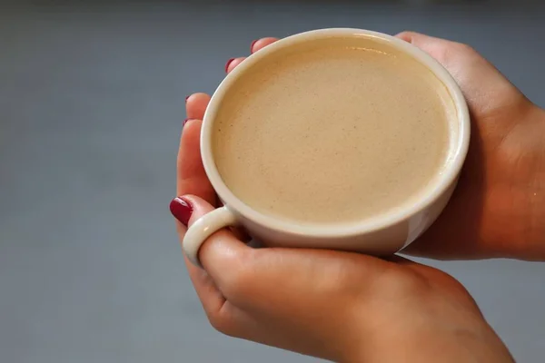 Persona Possesso Una Tazza Caffè Con Latte — Foto Stock