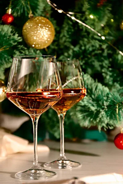 Два Бокала Шампанского Фоне Новогодней Елки Праздничный Натюрморт — стоковое фото