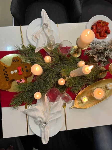 Servito Tavolo Festivo Con Candelieri Tovaglioli Albero Natale — Foto Stock