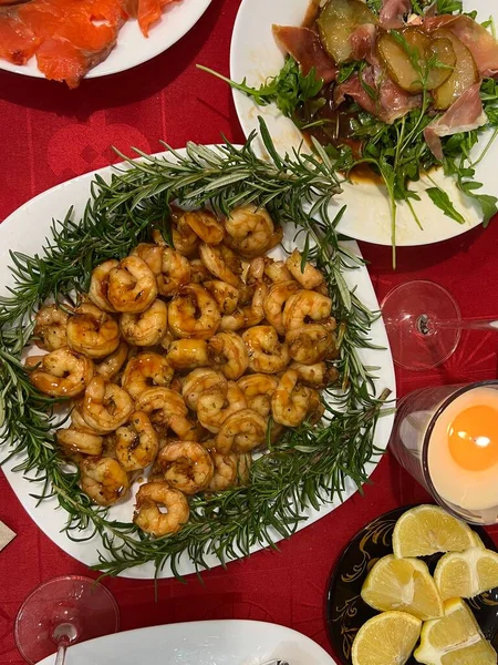 Christmas Table Setting Green Grilled Shrimps — Stock Photo, Image