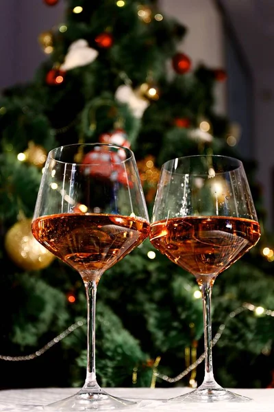 お祝いの静物としてのお正月の木を背景にシャンパン2杯 ロイヤリティフリーのストック画像