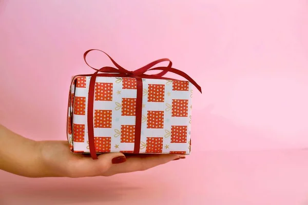 Sevgililer Günü için hediye kutusu elinde.