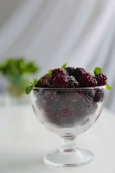玻璃碗里的黑莓 — 图库照片