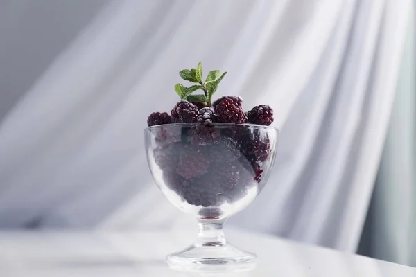 玻璃碗里的黑莓 — 图库照片