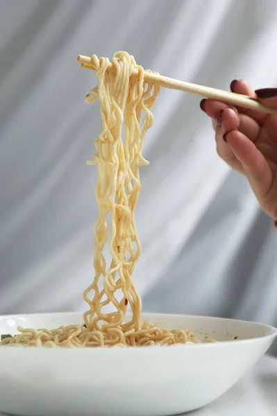 Persona Sosteniendo Tazón Fideos — Foto de Stock