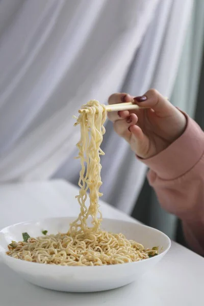 Persona Sosteniendo Tazón Fideos — Foto de Stock