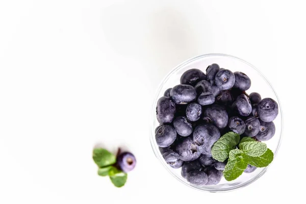 蓝莓在白色背景的玻璃碗里 图库图片
