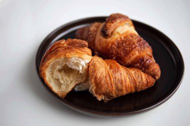 Ormanda bir tabakta kruvasan.