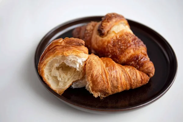 Croissanter Tallrik Trä Stockfoto