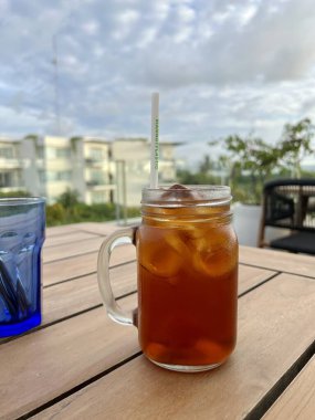 Masada buzlu kokteyl.