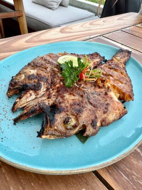Tabakta sebzeli ızgara balık.