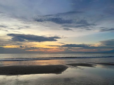 Güzel gün batımı ya da okyanus sahilinde gün doğumu