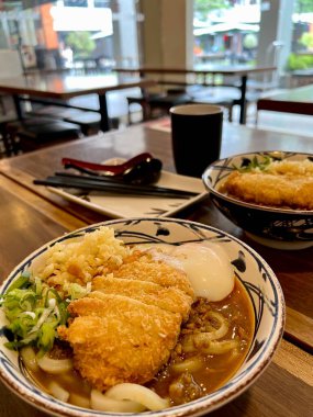  Hint usulü körili tavuk.