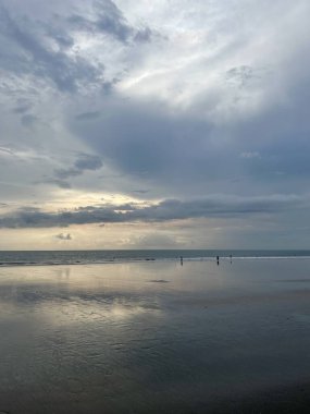  günbatımı okyanus plaj üzerinde