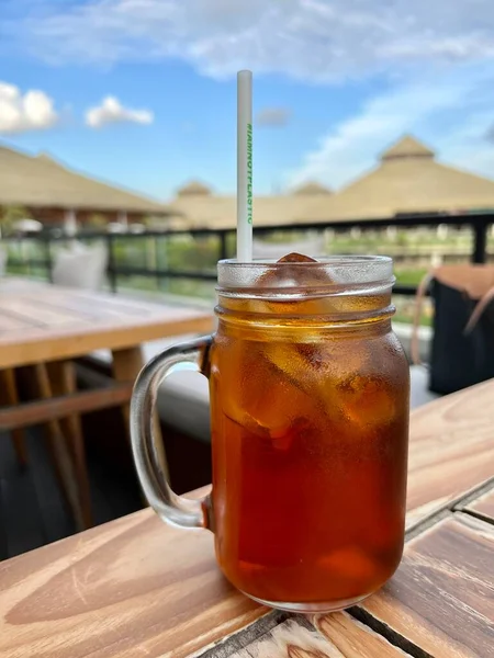 Cocktail Avec Glace Dans Verre Sur Table — Photo