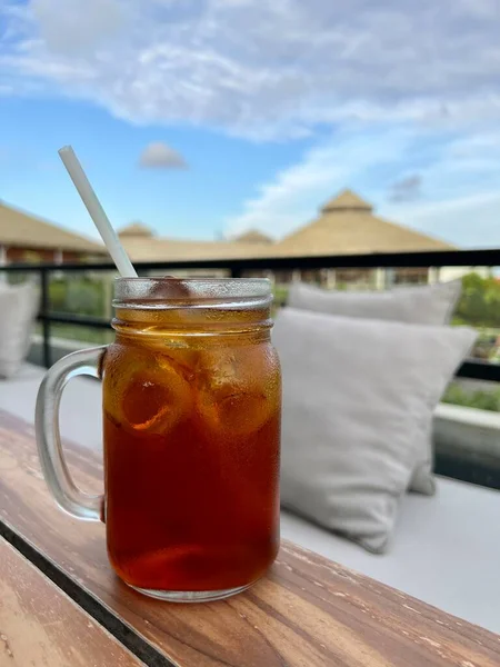 Cocktail Avec Glace Dans Verre Sur Table — Photo