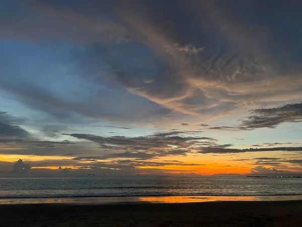 美しい夕日や海のビーチでの日の出 — ストック写真