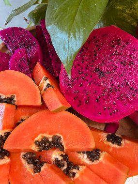 Bahçede tropik meyve papaya ve kırmızı ejderha meyvesi